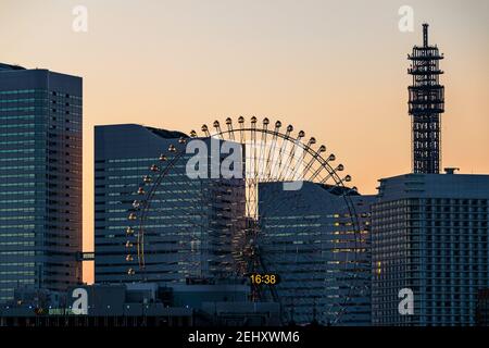 Skyline von Yokohama bei Sonnenuntergang am Osanbashi Pier, Yokohama International Port Terminal. Stockfoto