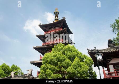 Die historische Puming Pagode befindet sich an einem sonnigen Tag im buddhistischen Tempel Hanshan in Suzhou, China in der Provinz Jiangsu. Stockfoto