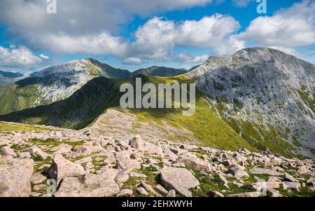 Wunderschöne Landschaft in den schottischen Highlands. Blick auf den Mamores Ridge in den schottischen Highlands an einem sonnigen Sommertag. Stockfoto