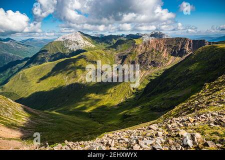 Wunderschöne Landschaft in den schottischen Highlands. Blick auf den Mamores Ridge in den schottischen Highlands an einem sonnigen Sommertag. Stockfoto