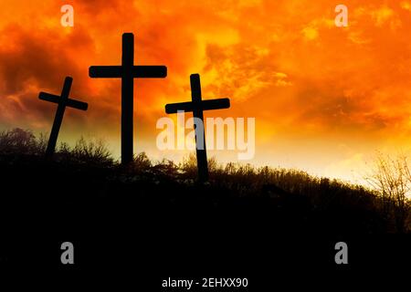 Drei Kreuze auf dem Hügel, Symbole der Kreuzigung Jesu Christi Stockfoto