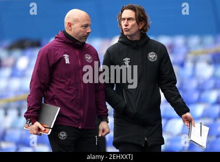 Brentford-Manager Thomas Frank (rechts) spricht mit seinem Assistenten Brian Riemer in der Halbzeit während des Sky Bet Championship-Spiels im St. Andrew's Trillion Trophy Stadium, Birmingham. Bilddatum: Samstag, 20. Februar 2021. Stockfoto