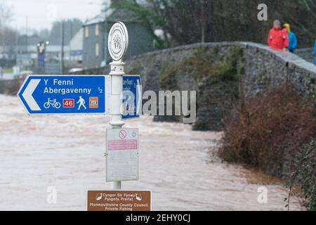 Abergavenny, Monmouthshire, Wales, UK Wetter - Samstag 20th Februar 2021 - der Fluss Usk in schneller Strömung hat begonnen, seine Ufer nach heftigen Regen in den letzten 24 Stunden in Südwales zu überlaufen. Die Prognose ist für mehr Regen. Foto Steven May / Alamy Live News Stockfoto