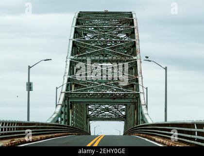 Fahren Sie die Robert Moses Brücke in Richtung Norden von Fire Island National Sea Shore Beaches. Stockfoto