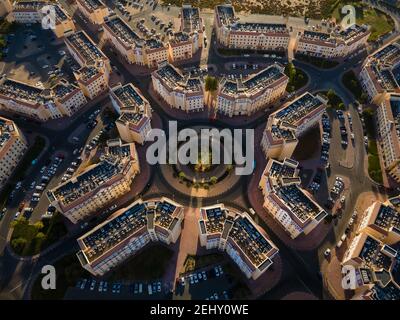 Kreisverkehr und architektonische Symmetrie der Internationalen Stadt in Dubai, Vereinigte Arabische Emirate. Suburbanes Land-thematische Architektur der Residenzen in der Stockfoto