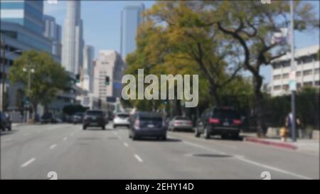 Fahren auf Downtown Straßen von Los Angeles, Kalifornien USA. Unschärfter Blick vom Auto durch die Glasscheibe auf der Auffahrt. Verschwommene Straße mit Fahrzeugen in H Stockfoto