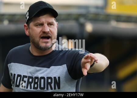 Paderborn, Deutschland. Februar 2021, 20th. Fußball: 2. Bundesliga, SC Paderborn 07 - SV Sandhausen, Matchday 22 in der Benteler-Arena. Paderborner Coach Steffen Baumgart reagiert auf die Touchline. Quelle: Friso Gentsch/dpa - WICHTIGER HINWEIS: Gemäß den Bestimmungen der DFL Deutsche Fußball Liga und/oder des DFB Deutscher Fußball-Bund ist es untersagt, im Stadion und/oder des Spiels aufgenommene Fotos in Form von Sequenzbildern und/oder videoähnlichen Fotoserien zu verwenden oder zu verwenden./dpa/Alamy Live News Stockfoto