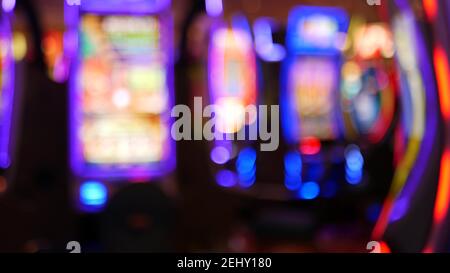 Unschärfe-Spielautomaten leuchten im Casino auf dem fabelhaften Las Vegas Strip, USA. Verschwommene Jackpot-Spielautomaten im Hotel in der Nähe der Fremont Street. Leuchtendes Neon Stockfoto