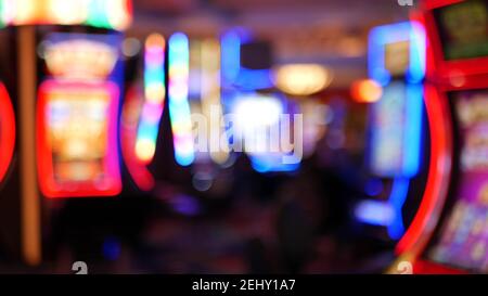 Unschärfe-Spielautomaten leuchten im Casino auf dem fabelhaften Las Vegas Strip, USA. Verschwommene Jackpot-Spielautomaten im Hotel in der Nähe der Fremont Street. Leuchtendes Neon Stockfoto