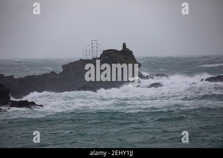 Mousehole, Cornwall, 20th. Februar 2021, starke Winde und heftige Regenfälle verursachen Wellen über den Felsen in Mousehole, Cornwall. Kredit: Keith Larby/Alamy Live Nachrichten Stockfoto