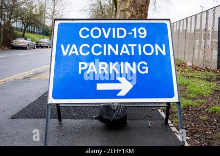 Covid-19 Impfzentrum Parkplatz am RAF Museum, Colindale, London, Großbritannien Stockfoto