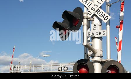 Warnsignal für Bahnübergänge in den USA. Crossbuck-Hinweis und rote Ampel an der Kreuzung der Eisenbahnstraße in Kalifornien. Eisenbahnverkehr Sicherheit sy Stockfoto