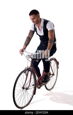 Tasierter eleganter Mann, der sein Fahrrad in istudio fährt Stockfoto