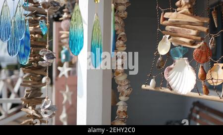 Seemannsstil hängende Muscheln Dekoration, Strand blau Holz Ferienhaus, pazifikküste, Kalifornien USA. Inneneinrichtung in Marinebrot und Pastelltönen am Strand Stockfoto