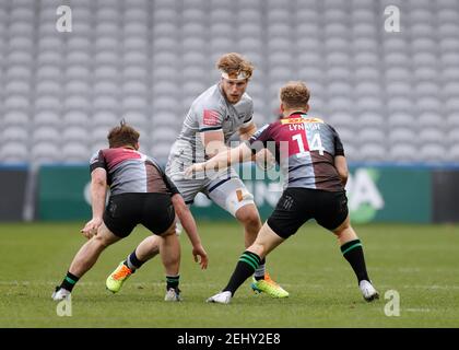 Twickenham Stoop, London, Großbritannien. Februar 2021, 20th. Englische Premiership Rugby, Harlequins versus Sale Sharks; Daniel Du Preez of Sale Sharks in Kontakt mit will Evans und Louis Lynagh of Harlequins Kredit: Action Plus Sports/Alamy Live News Stockfoto