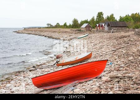 Red Boat am Rocky Beach Stockfoto