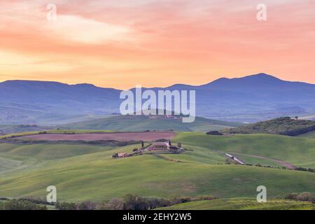 Sonnenaufgang in der Toskana mit einer hügeligen Landschaft Stockfoto