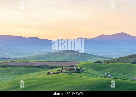Landschaftlich reizvoller Blick auf die Toskana mit einem Bauernhof in einem Feld Stockfoto