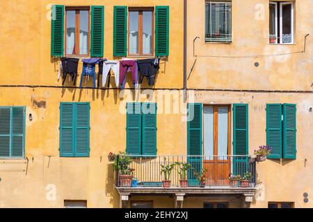 Balkon und Trockenwäsche an der Fassade Stockfoto