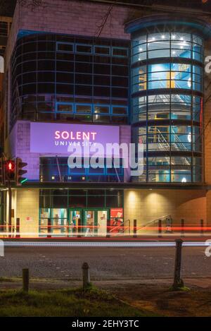 Vorderansicht / Eingang zur Solent University beleuchtet bei Nacht in Southampton, England, Großbritannien Stockfoto