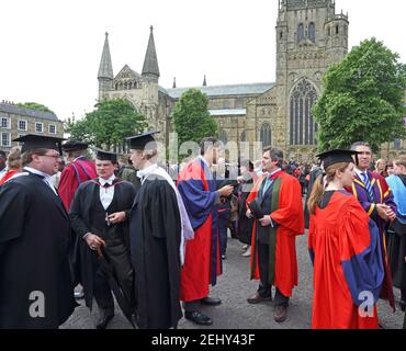 Durham, County Durham, England. Hochschulabsolventinnen vor der Kathedrale vor ihrer Abschlussfeier. Stockfoto