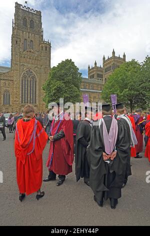 Durham, County Durham, England. Hochschulabsolventinnen vor der Kathedrale vor ihrer Abschlussfeier. Stockfoto