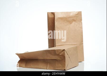 Zwei braune Papiertüte zum Verpacken isoliert auf weißem Studio Hintergrund Stockfoto