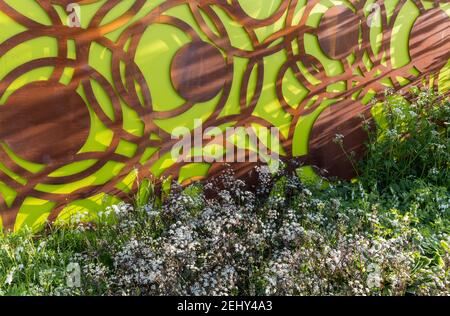 Moderne Gartenzaun gemischte Bepflanzung von Blumenrand Anthriscus sylvestris Ravenswing - Aquilegia vulgaris Rubin Port - Lamprocapnos spectabilis Alba VEREINIGTES KÖNIGREICH Stockfoto