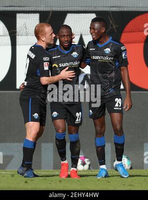 Paderborn, Deutschland. Februar 2021, 20th. Fußball: 2nd Bundesliga, SC Paderborn 07 - SV Sandhausen, Matchday 22 in der Benteler Arena. Paderborner Torschütze Christopher Antwi-Adjej (Mitte) feiert mit Sebastian Vasiliadis (l) und Jamilu Collins (r) sein Ziel von 2:1. Quelle: Friso Gentsch/dpa - WICHTIGER HINWEIS: Gemäß den Bestimmungen der DFL Deutsche Fußball Liga und/oder des DFB Deutscher Fußball-Bund ist es untersagt, im Stadion und/oder des Spiels aufgenommene Fotos in Form von Sequenzbildern und/oder videoähnlichen Fotoserien zu verwenden oder zu verwenden./dpa/Alamy Live News Stockfoto