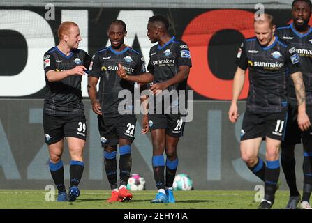 Paderborn, Deutschland. Februar 2021, 20th. Fußball: 2nd Bundesliga, SC Paderborn 07 - SV Sandhausen, Matchday 22 in der Benteler Arena. Paderborner Torschütze Christopher Antwi-Adjej (2nd v.l.) feiert mit Sebastian Vasiliadis (l.) und Jamilu Collins (M.) sein Ziel von 2:1. Quelle: Friso Gentsch/dpa - WICHTIGER HINWEIS: Gemäß den Bestimmungen der DFL Deutsche Fußball Liga und/oder des DFB Deutscher Fußball-Bund ist es untersagt, im Stadion und/oder des Spiels aufgenommene Fotos in Form von Sequenzbildern und/oder videoähnlichen Fotoserien zu verwenden oder zu verwenden./dpa/Alamy Live News Stockfoto