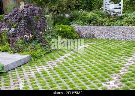 Front Garden Drive Soakaway-Technik für die Erfassung, Beibehaltung und Verlangsamung der Strömung von Niederschlägen - Gabion Gabionen Stein gefüllt Stützmauer Stockfoto