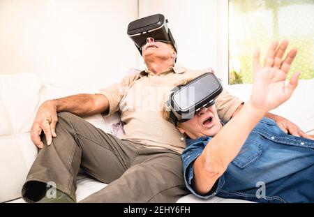 Ältere Paare haben Spaß zusammen mit Virtual-Reality-Headset - Rentner mit neuen vr Brillen Brille - Neue Trends Und Technologiekonzept Stockfoto