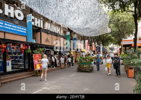 Menschen, die die berühmte 100m Long City's Book Street, voll von Buchläden, Ständen und Cafés zu Fuß Stockfoto