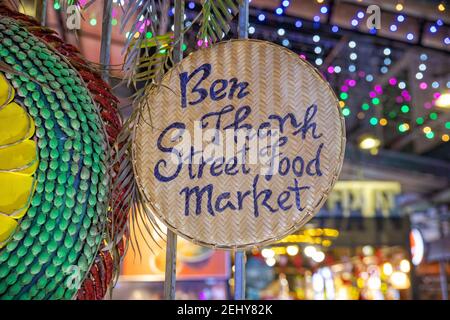 Nahaufnahme des Schildes am Eingang des Ben Thanh Street Food Market in Ho Chi Minh City bei Nacht, mit selektivem Fokus Stockfoto