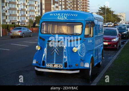 Der klassische Citroen H Van in schönem Zustand, dies ist die Version HY72 und wird für den Verkauf von Gin von Worthing Gin verwendet. Stockfoto