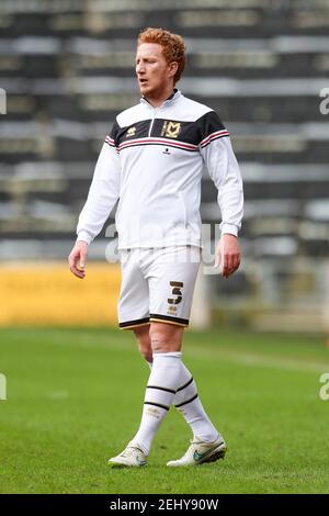 MILTON KEYNES, ENGLAND. FEB 20th: Milton Keynes Dons Kapitän Dean Lewington erwärmt sich vor der Sky Bet League ein Spiel zwischen MK Dons und Northampton Town im Stadion MK, Milton Keynes am Samstag, 20th. Februar 2021. (Quelle: John Cripps, Mi News) Stockfoto