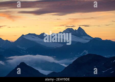 Blick auf die Westseite der Glockner-Gruppe. Großglockner Berggipfel. Österreichische Alpen. Europa. Stockfoto