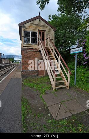 Die ausgediente Signalbox an der Llandrindown Wells Station auf dem Eisenbahnlinie im Herzen von Wales Stockfoto