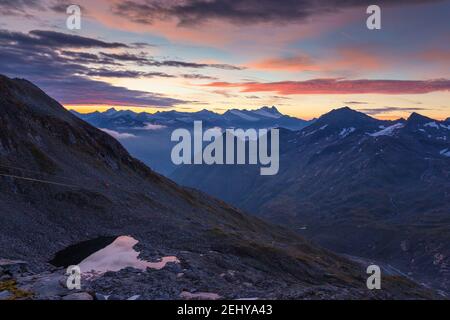 Bei Sonnenaufgang Blick auf das Tauerntal und im Hintergrund Westseite der Glockner-Gruppe. Venediger Group. Österreichische Alpen. Europa. Stockfoto