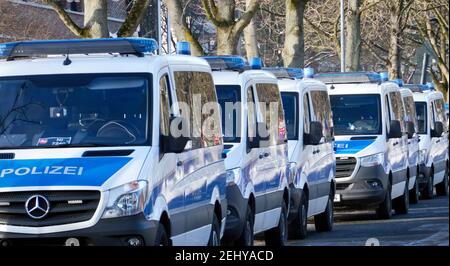 Hannover, 14. Februar 2021: Blau-weiße Transporter der deutschen Polizei Reihen sich am Straßenrand an Stockfoto