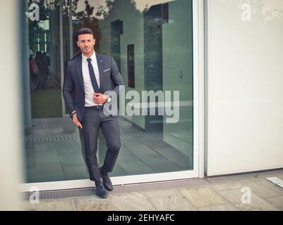 Porträt eines eleganten jungen Mannes in einem Business-Anzug in der Stadt Stockfoto