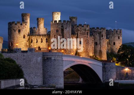 Conway Castle in der Abenddämmerung, Nordwales Stockfoto
