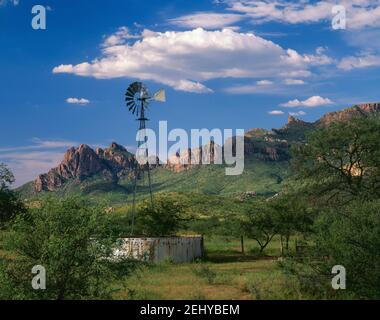 Santa Cruz County AZ/AUG Windmill wird von den Cerro Colorado Mountains östlich von Arivaca im Süden Arizonas zurückgelassen. (Eigenschaft freigegeben) Stockfoto