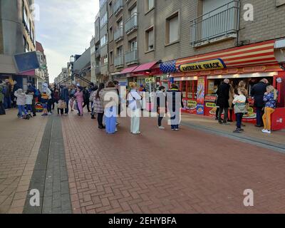 Die Abbildung zeigt die Schlange an einer Snackbar, bei sonnigem Wetter an der belgischen Küste, in Blankenberge, Samstag, 20. Februar 20 Stockfoto