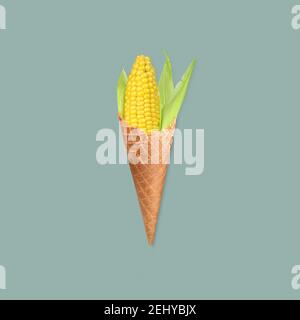 Lustige gesunde Ernährung Konzept mit Maiseis Foto Manipulation Auf pastellfarbenem Hintergrund Stockfoto