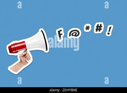 Hand hält Megaphon auf blauem Hintergrund mit schwören und Fluch Symbole. Collage Ausschnitt Stil Illustration Stockfoto