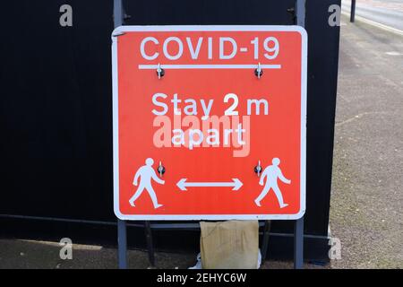 WEST HAM, LONDON - 20th. FEBRUAR 2021: Covid-19 Stay 2m apart Signage in West Ham, East London. Stockfoto