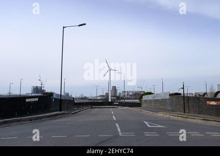 WEST HAM, LONDON - 20th. FEBRUAR 2021: Stephenson Street mit Blick auf eine Windturbine in der Stagecoach West Ham Bus Garage. Stockfoto