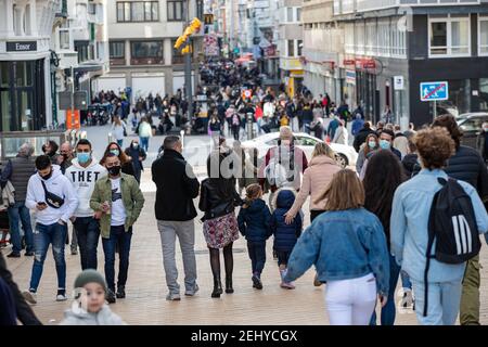 Abbildung Bild zeigt Menschen zu Fuß in der Innenstadt, mit sonnigen Wetterbedingungen an der belgischen Küste, in Oostende, Samstag 20 Februar 20 Stockfoto