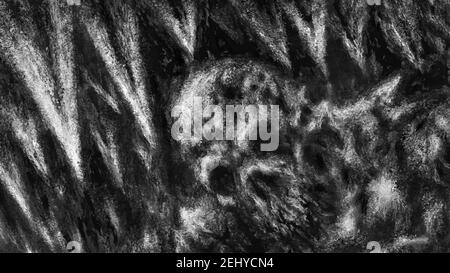 Verdorrte Mumie eines Außerirdischen sitzt im Dunkeln. Eiszapfen in Höhle und Skelett. Illustration im Horror-Genre mit Kohle- und Noise-Effekt. Gruseliger Hintergrund von rem Stockfoto